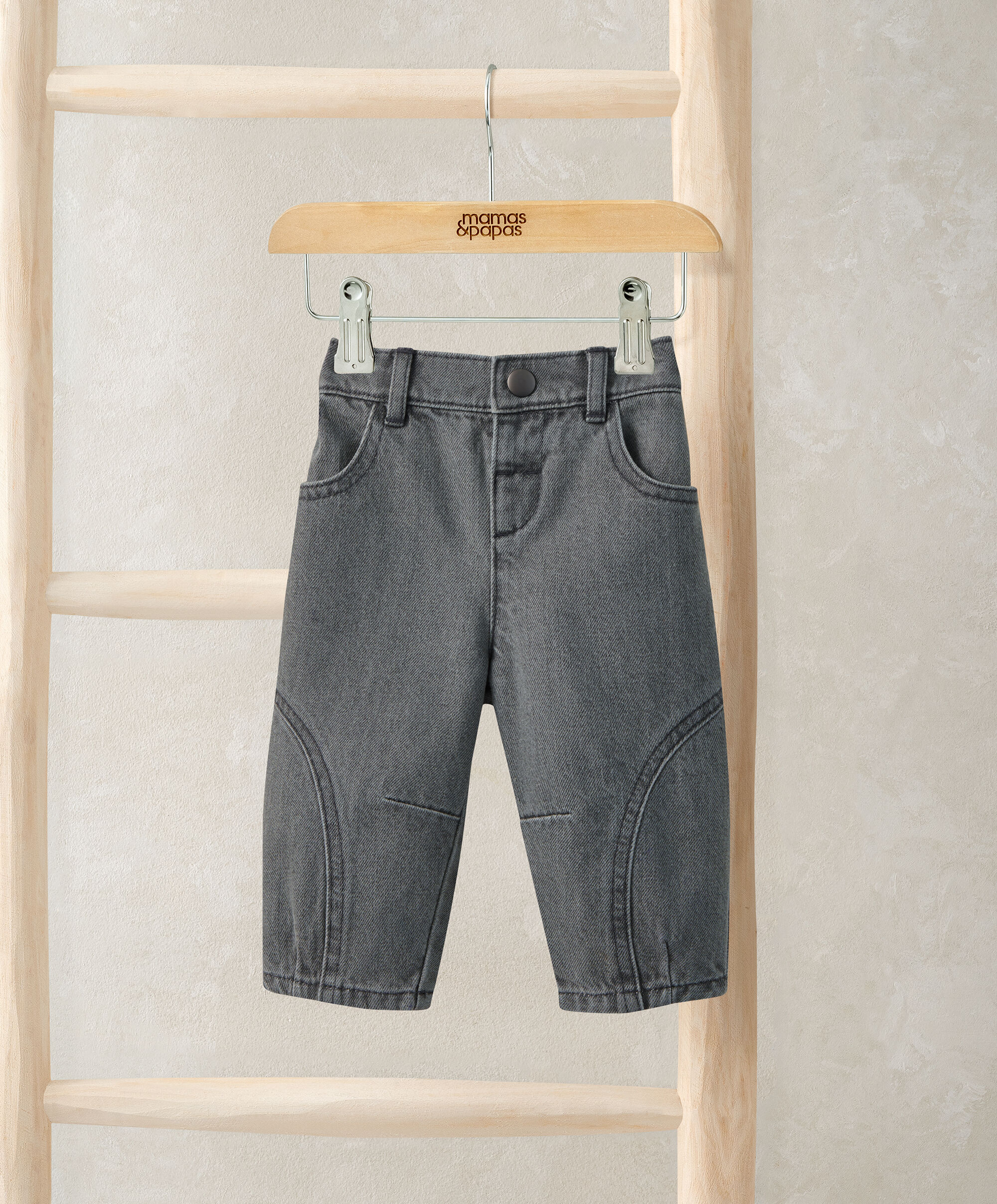 بنطال جينز بقَصّة ساق واسعة باللون شاركول