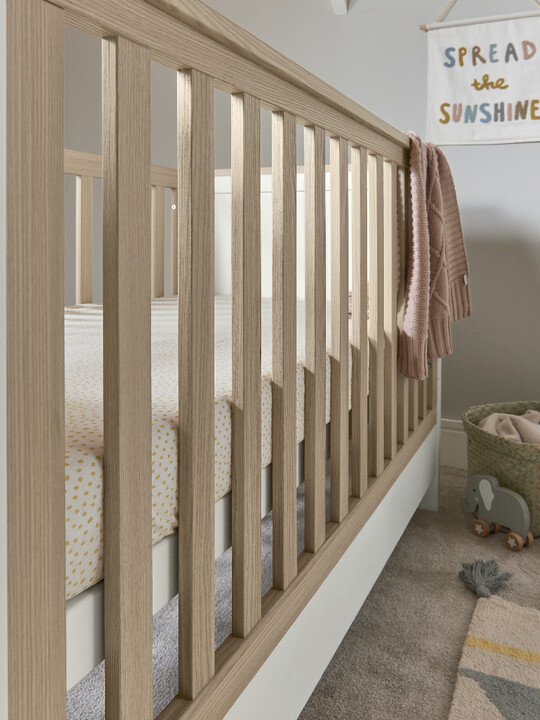 مجموعة هارويل مكوّنة من 3 قطع طقم سرير أطفال، خزانة تبديل، مراتب أساسية من الألياف - أبيض image number 6