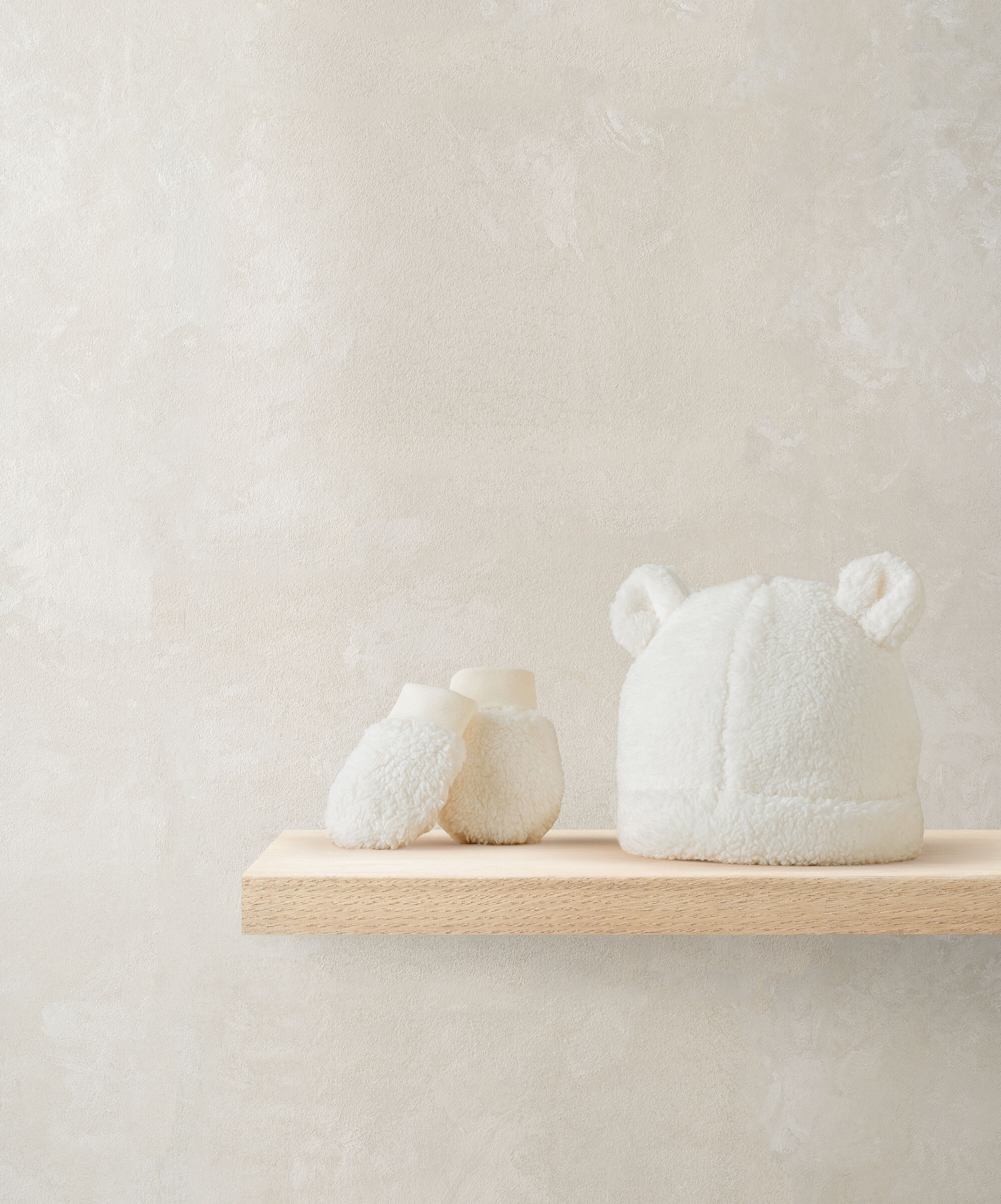 طقم قبعة وقفازات قماش ناعم كريمي