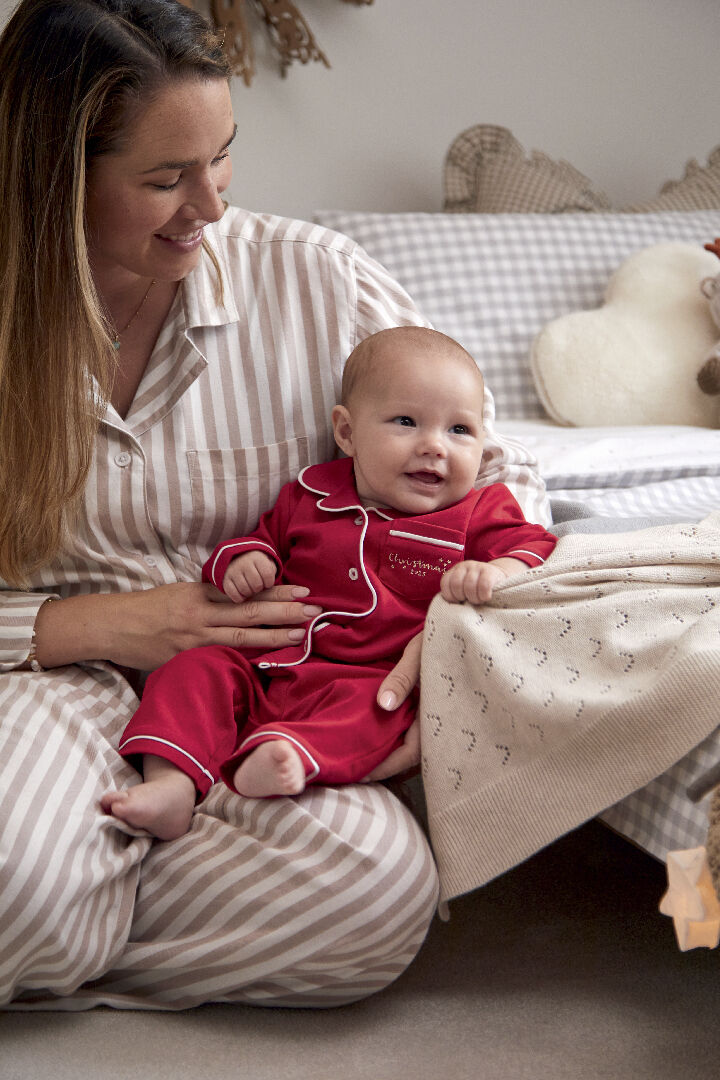 طقم بيجامة كلاسيكي بلون أحمر للكريسماس image number 1