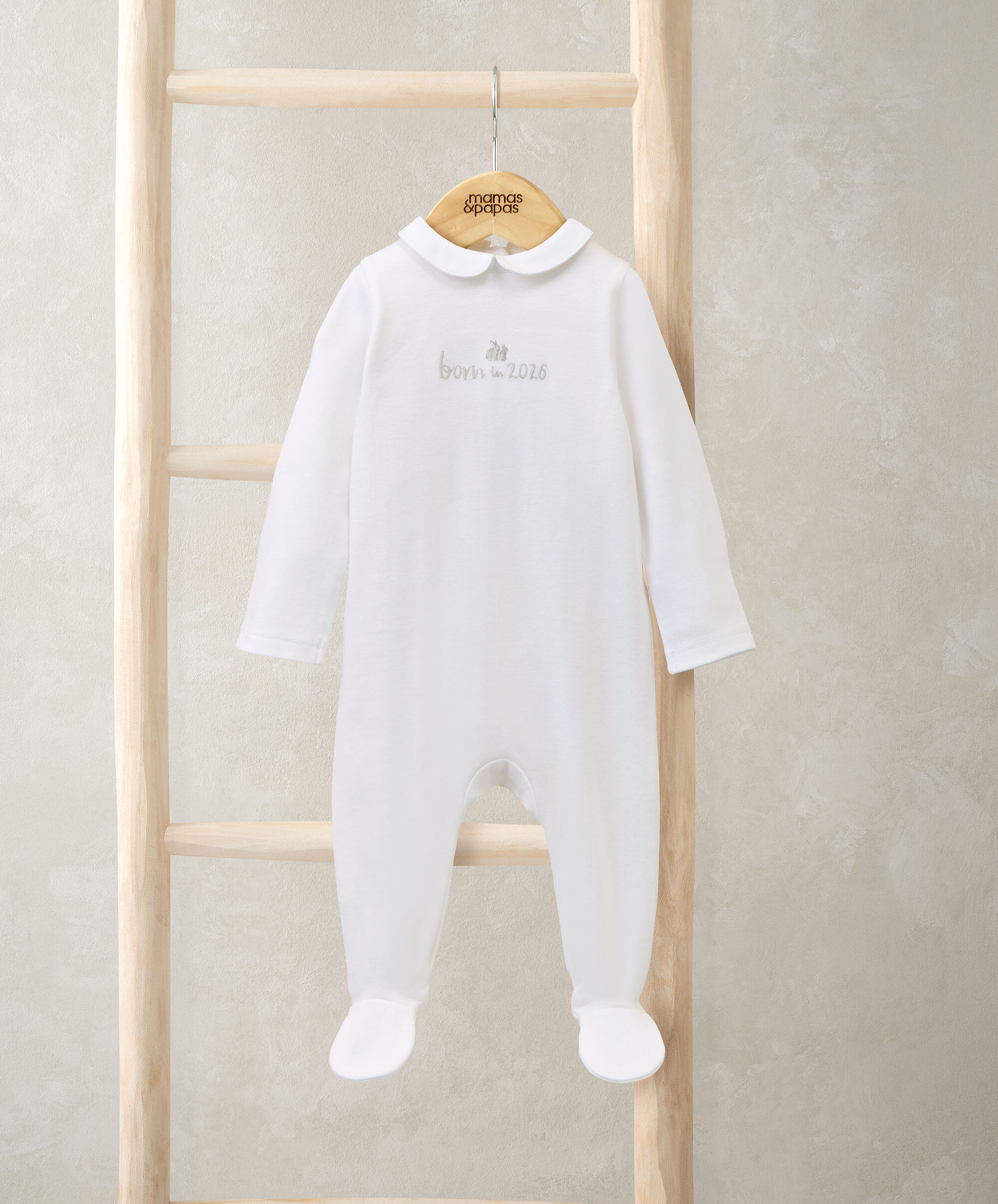 بيجاما بتصميم قطعة واحدة بشعار بورن إن 2026