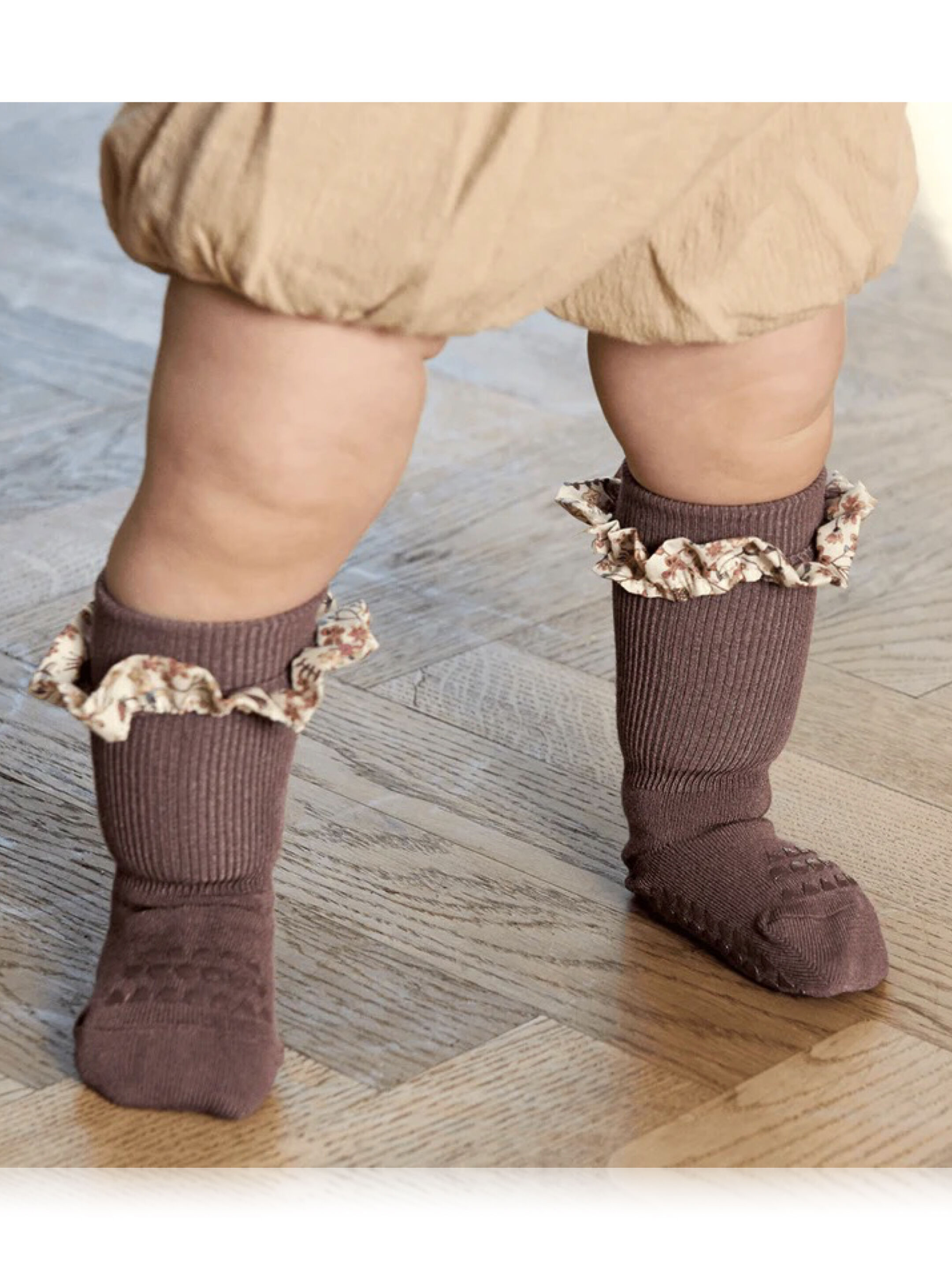 جوارب بامبو مضادة للانزلاق - بنفسجي داكن بشريط كشكش بنقشة ليبرتي image number 1