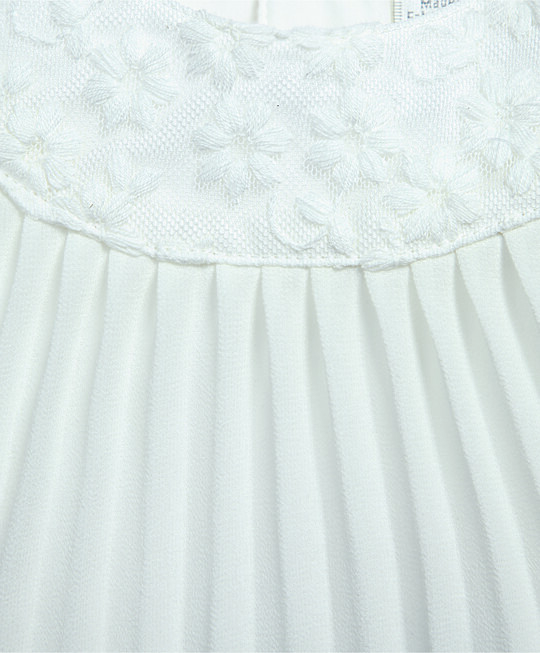فستان ذو ثنيات بياقة من أشرطة الزينة باللون الكريمي image number 2