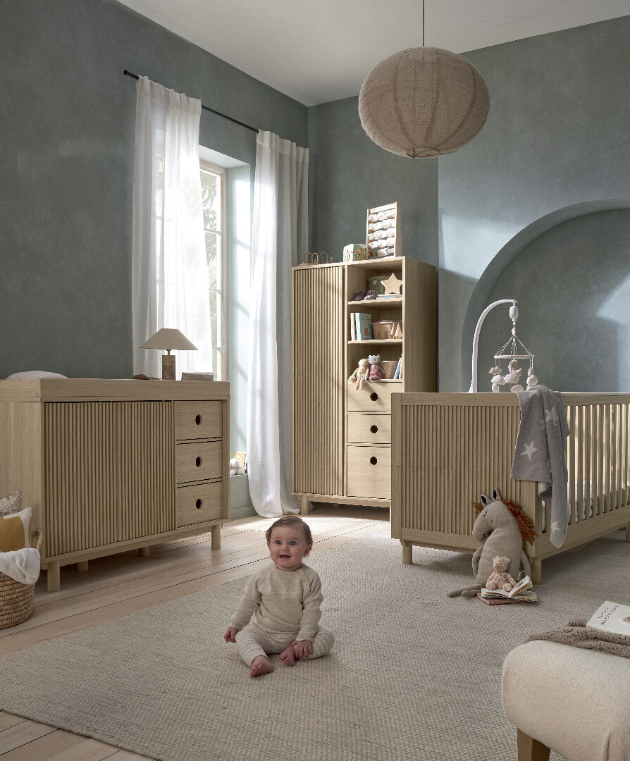 مجموعة سرير أطفال أوسكا ووحدة أدراج عريضة وخزانة بلون اوك، 3 قطع image number 2