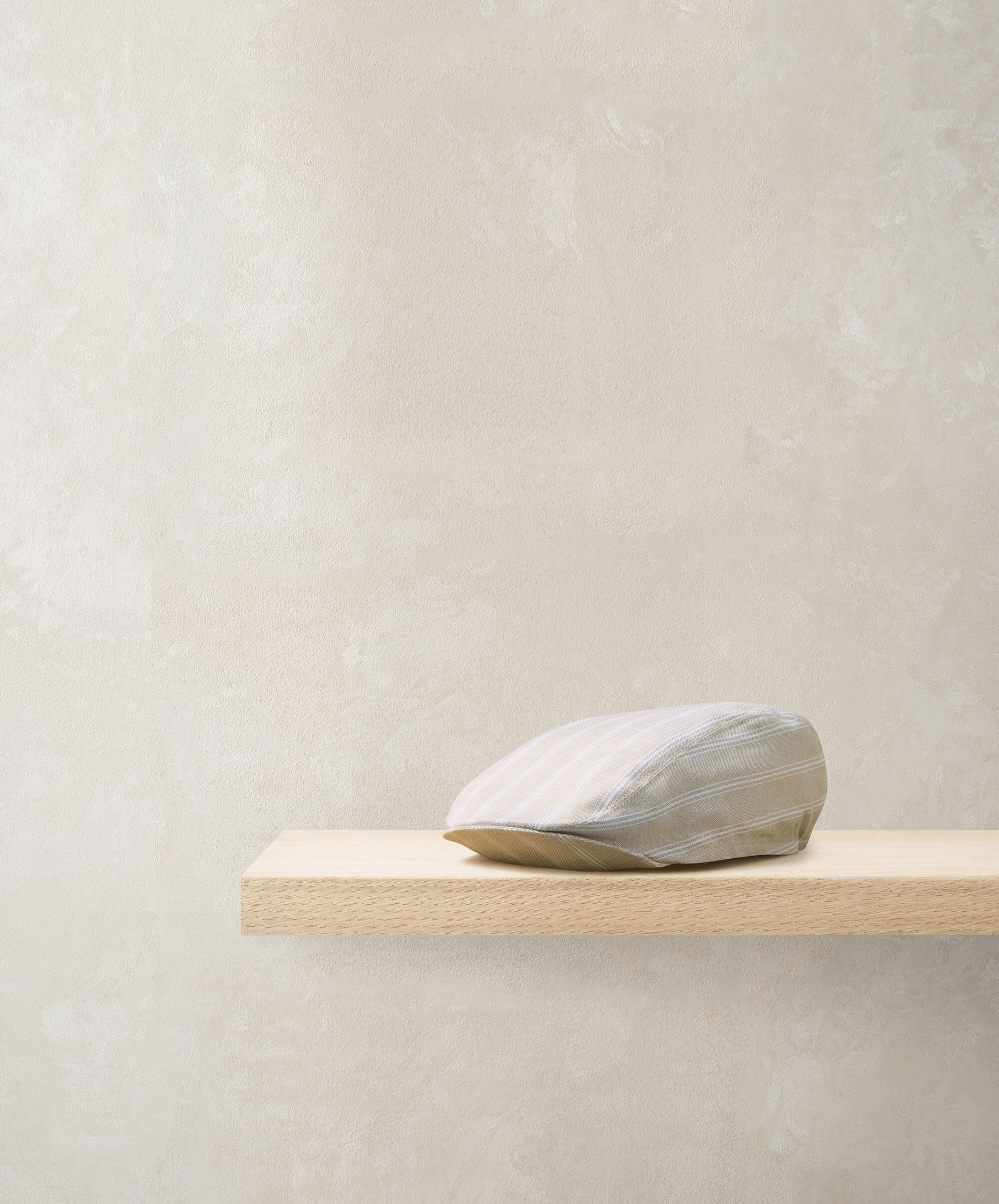 كاب مخطط واسع مسطح