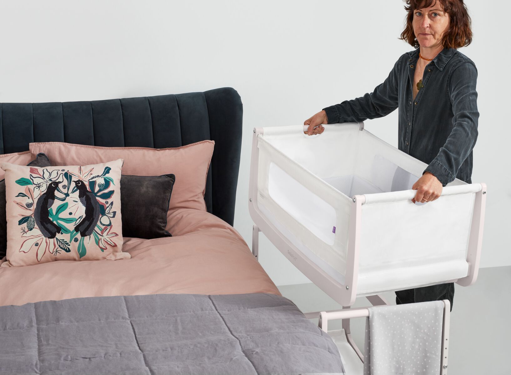 مهد سنوزبود⁴ لجانب السرير - أبيض روز/ وردي image number 2