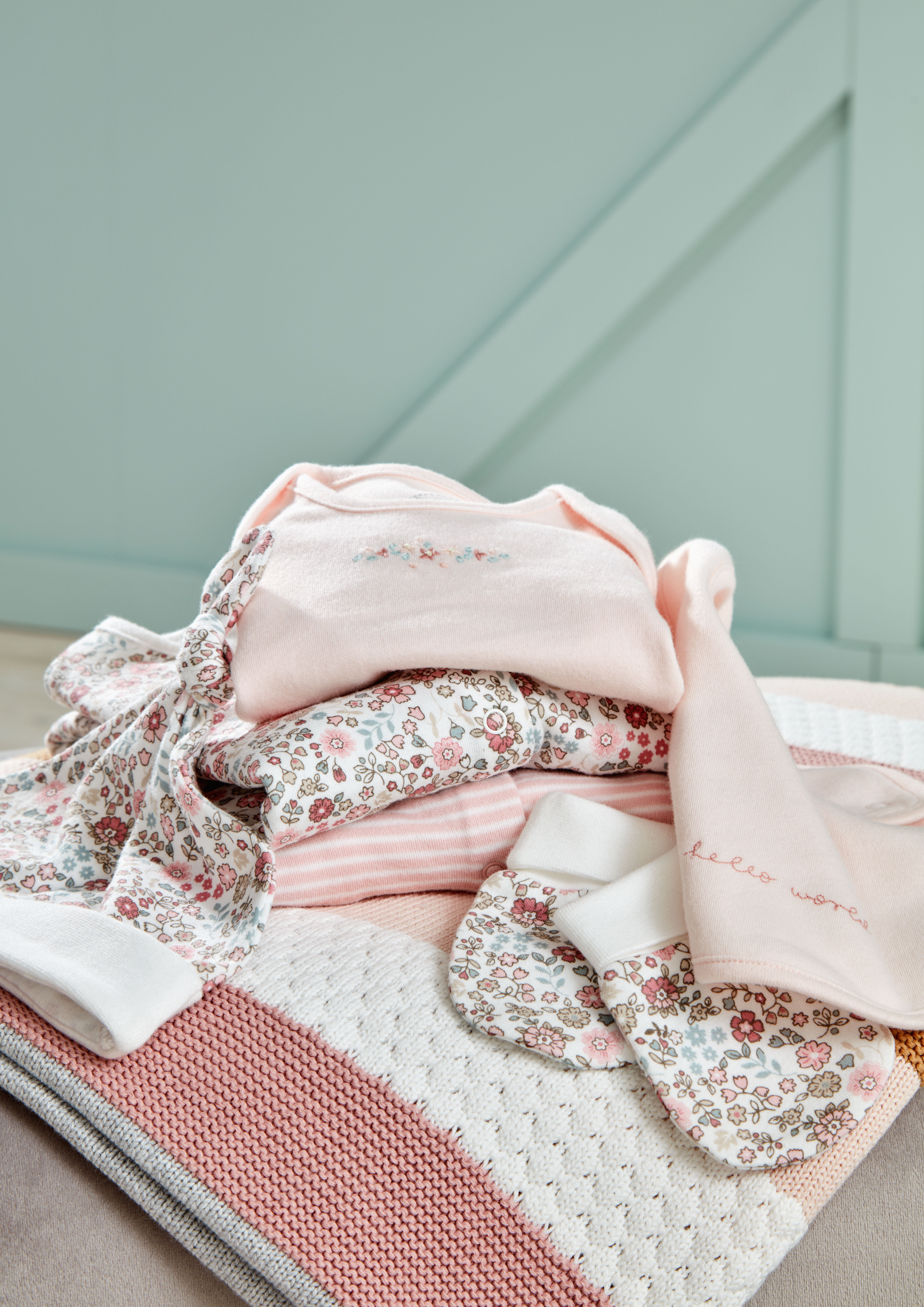 طقم باللون الوردي - 6 قطع image number 7