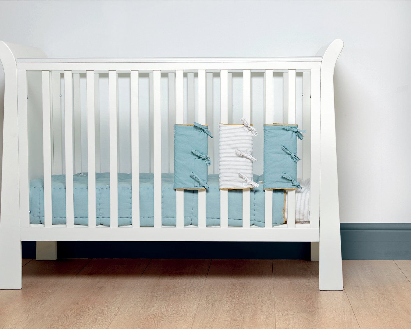 طقم أغطية لقضبان المهد ويلكم تو ذا وورلد بنقشة مزرعة وخطوط أزرق- 4 قطع image number 2