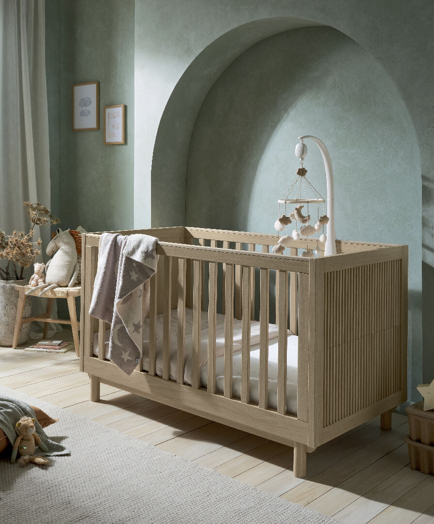 مجموعة سرير أطفال أوسكا ووحدة أدراج عريضة وخزانة بلون اوك، 3 قطع image number 3