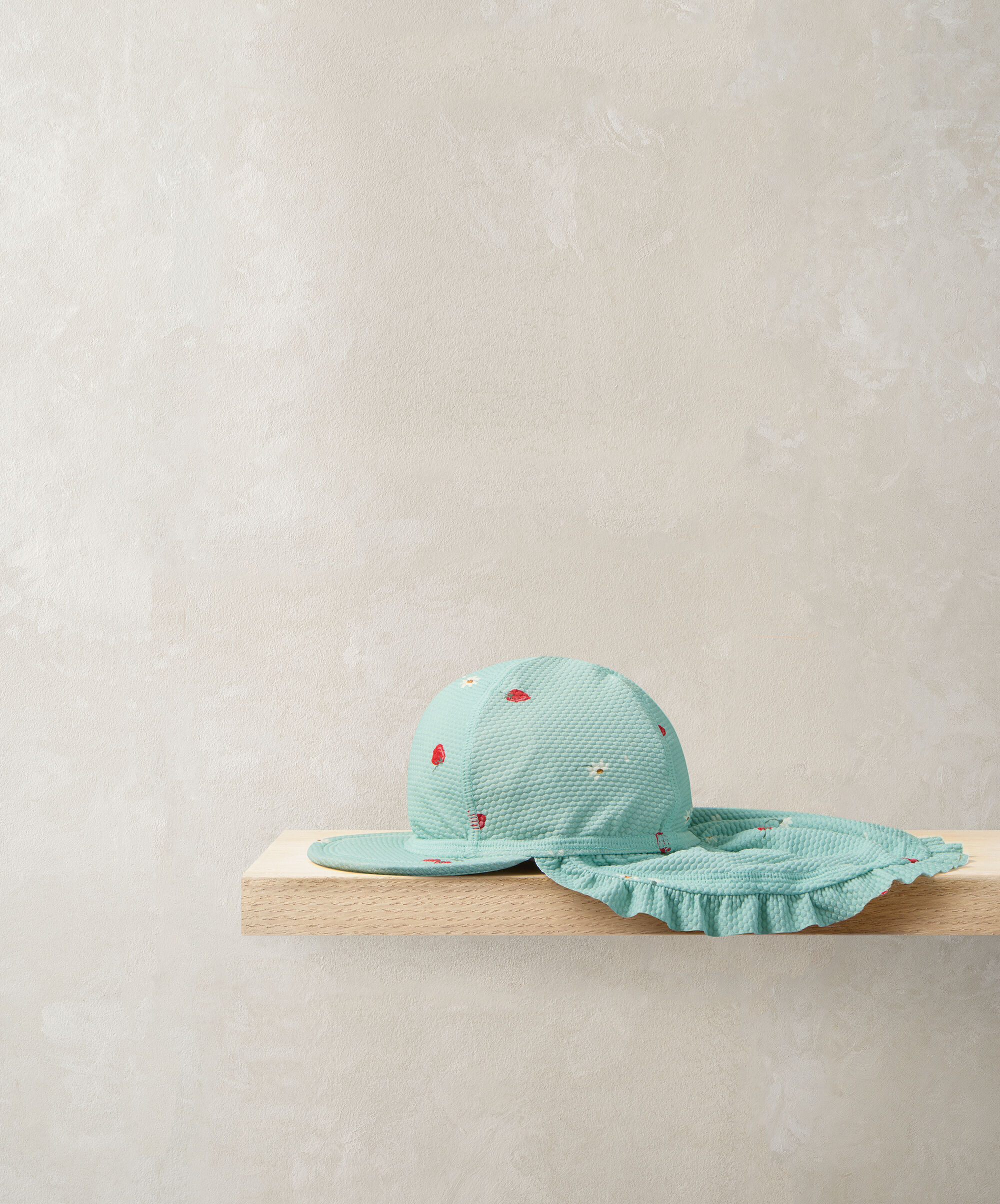 قبعة شمس بحافة ونقشة فراولة