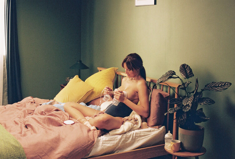 شفاط حليب كهربائي مزدوج ميد فور مي قابلة لإعادة الشحن بوحدة USB محمولة ووضعيات تدليك وشفط من تومي تيبي image number 5