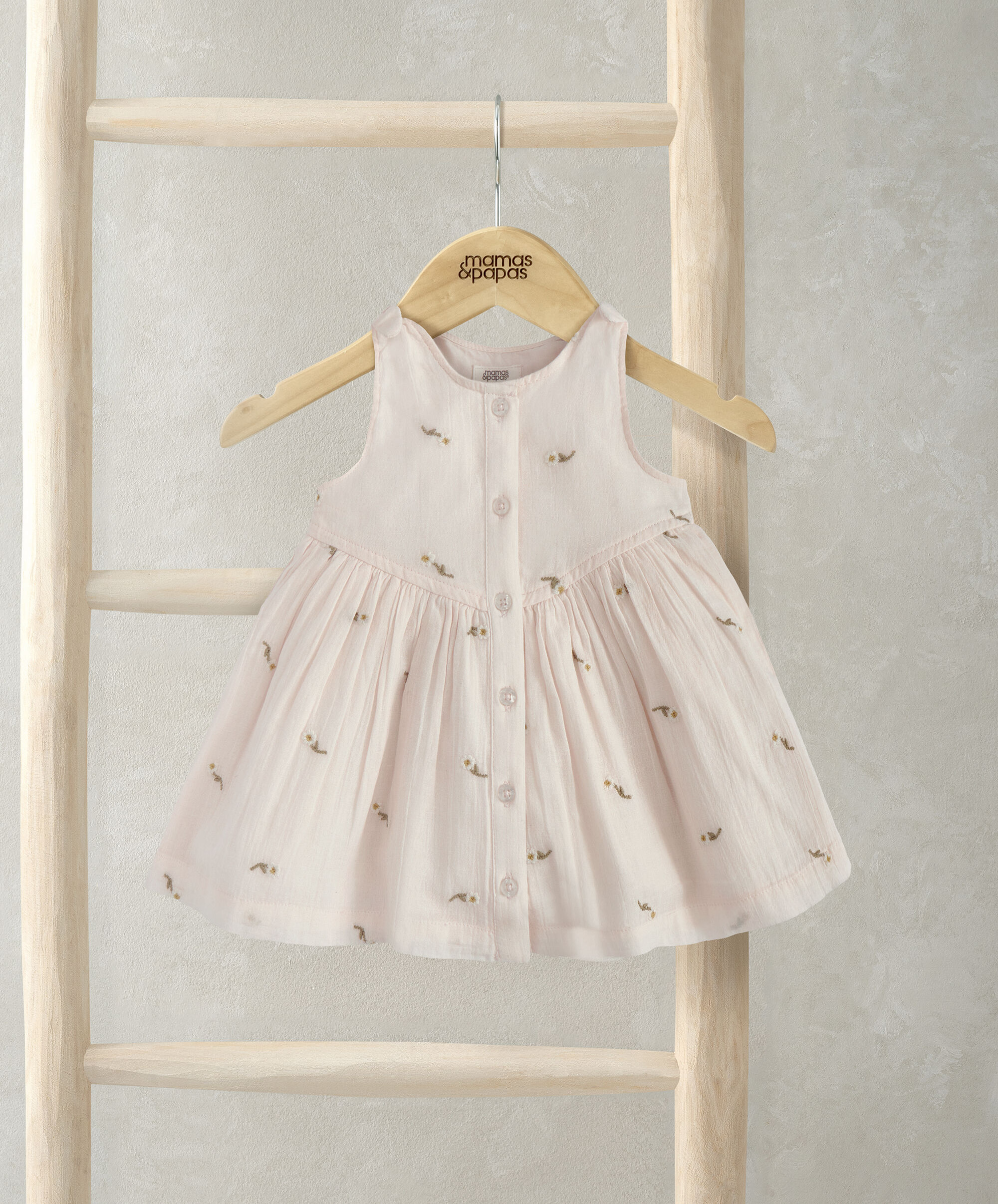 فستان بزهور مطرزة