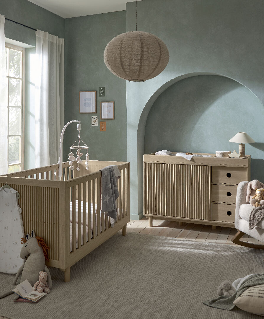 مجموعة سرير أطفال أوسكا ووحدة أدراج عريضة بلون اوك، قطعتين