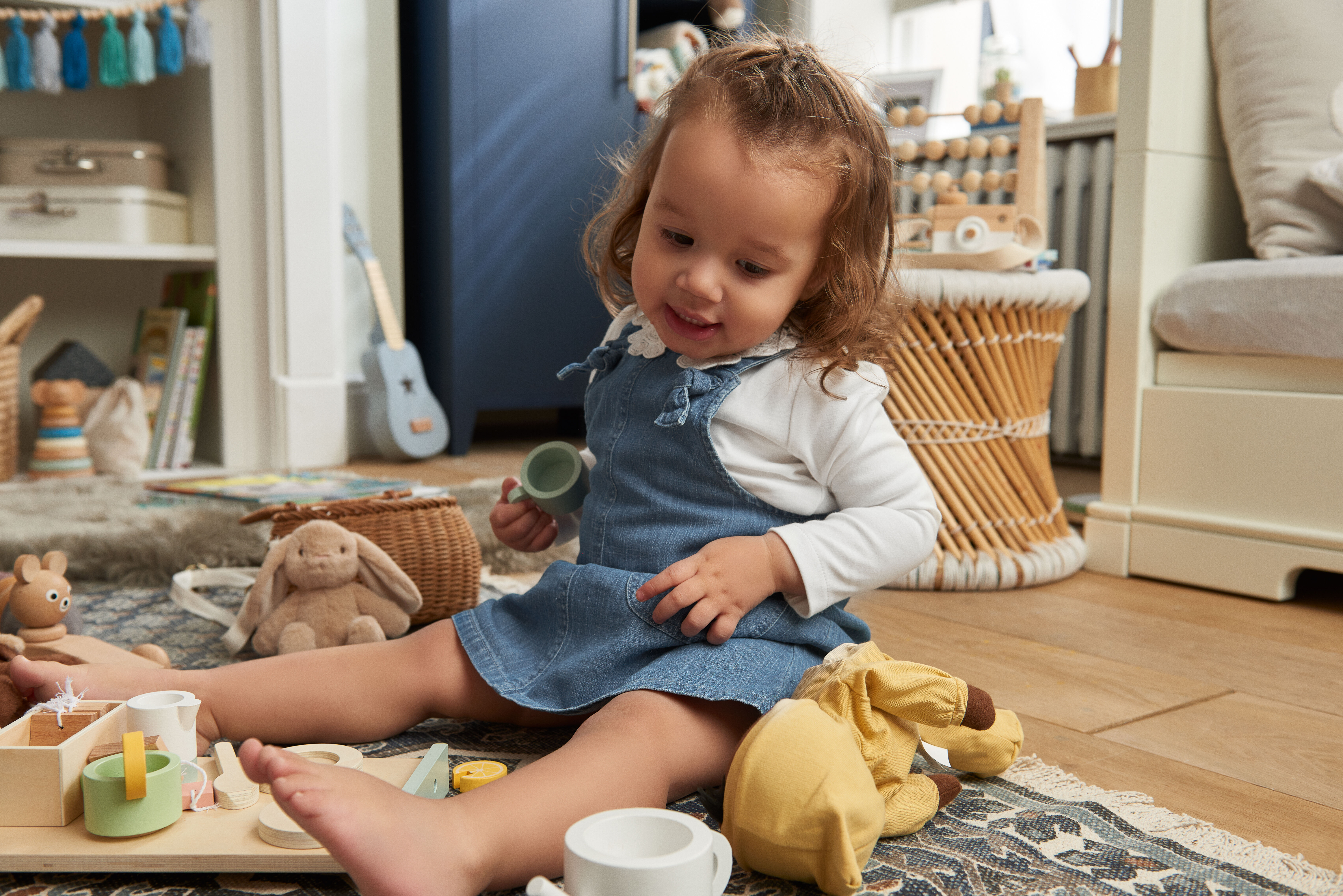 فستان دينم بتصميم مريلة image number 4