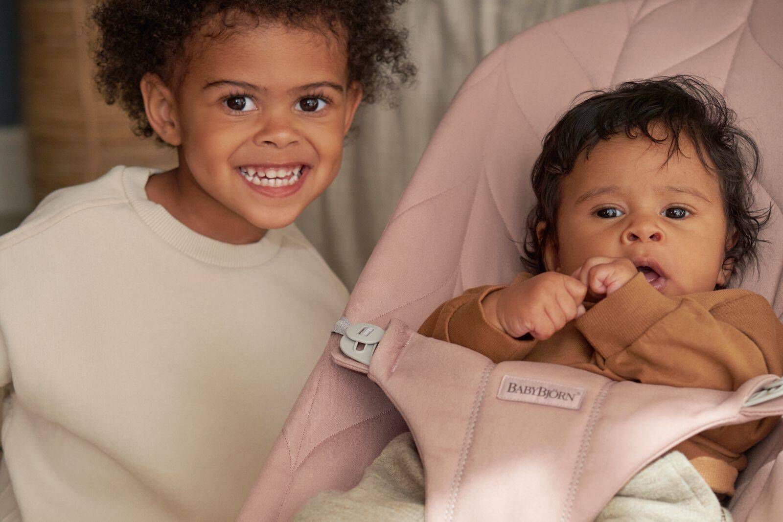 كرسي هزاز بليس قطن بتصميم مبطن من بيبي بيورن - وردي image number 7