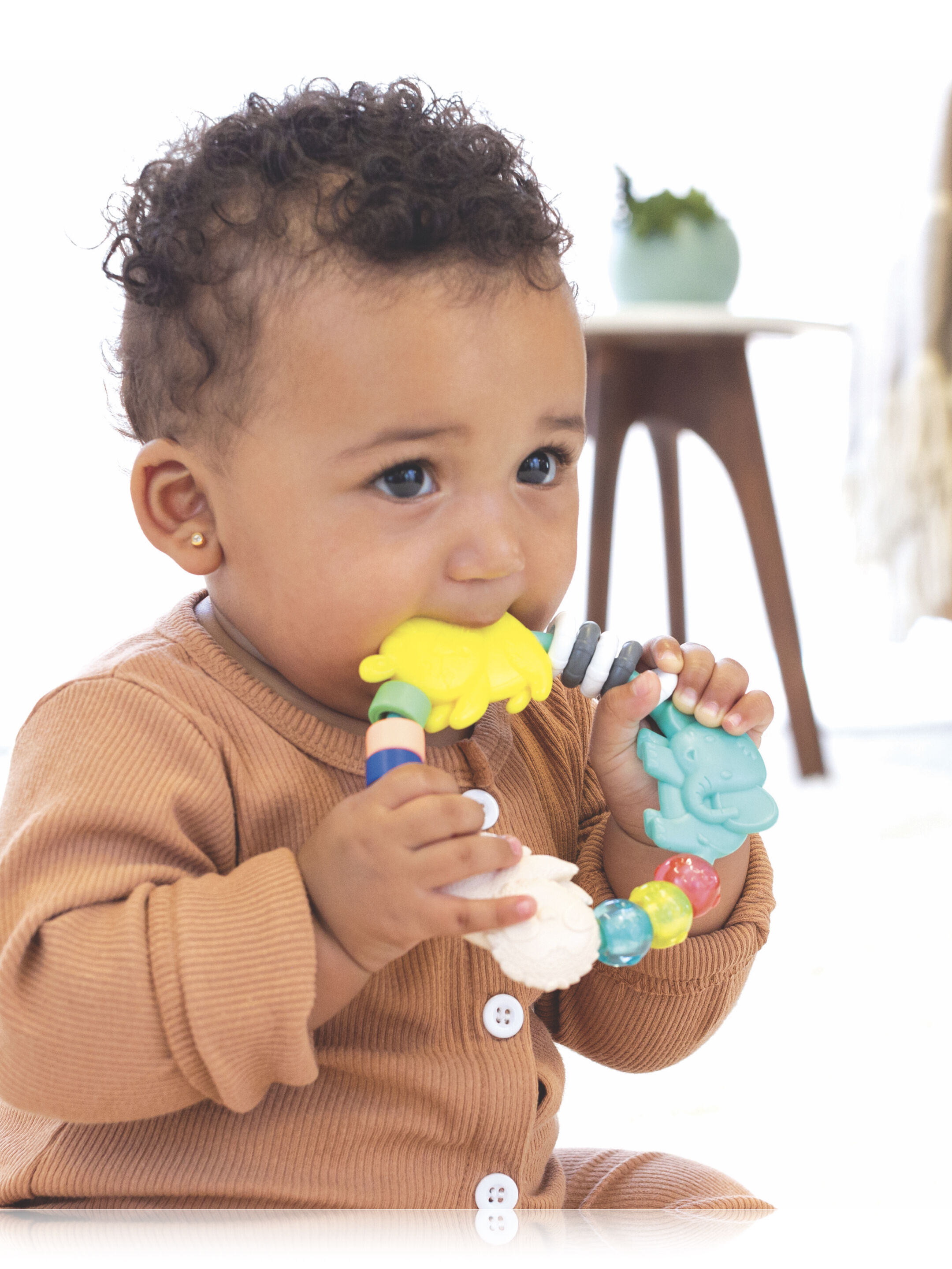 عضاضة وخشخيشة بتصميم خرز من إنفانتينو image number 2