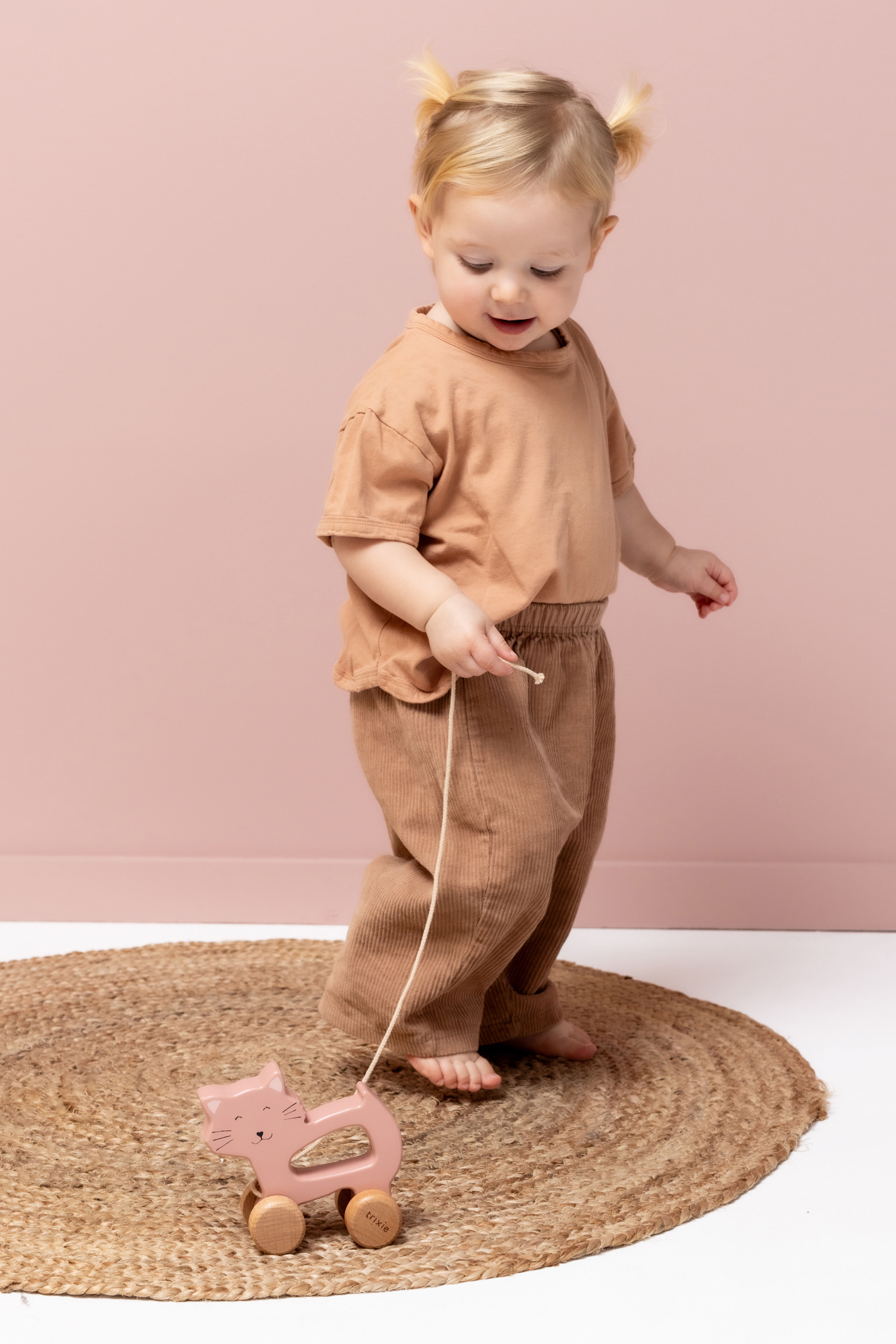 لعبة سحب تريكسي مسز كات خشبية باللون الوردي image number 2