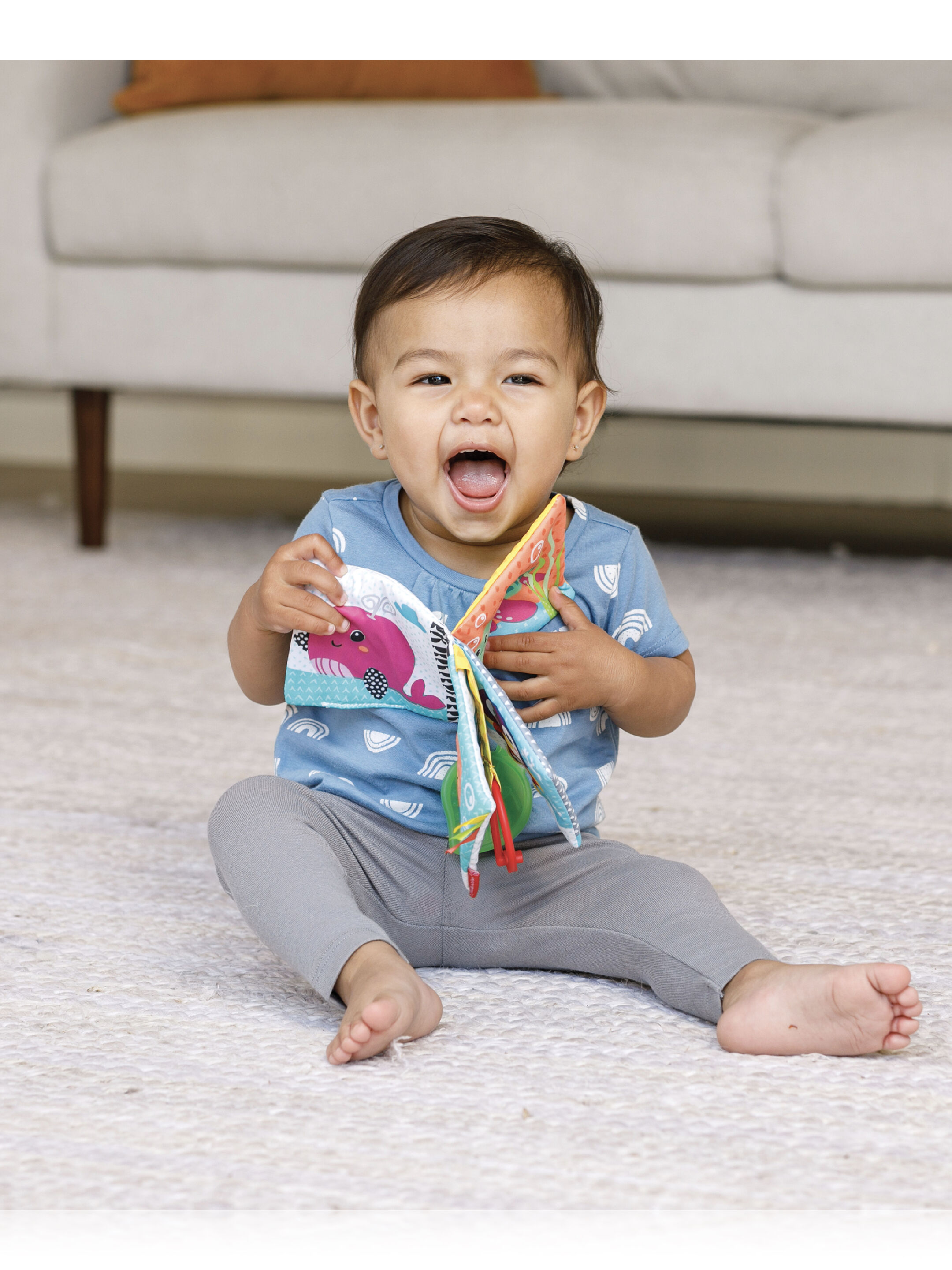 كتاب بتصميم حيوانات بخشخشة وحلقات من إنفانتينو image number 2