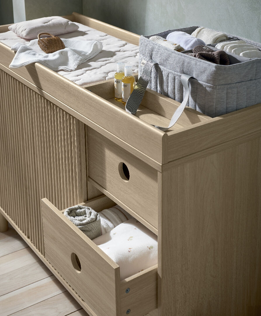 وحدة أدراج أوسكا واسعة بسطح للتغيير، باللون ناتورال/ أوك image number 11