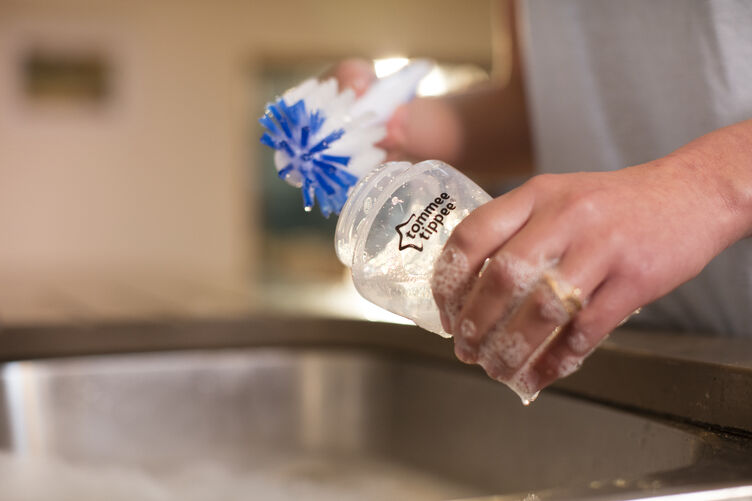 فرشاة تنظيف الزجاجات والحلمات كلوزر تو نيتشر من تومي تيبي image number 6