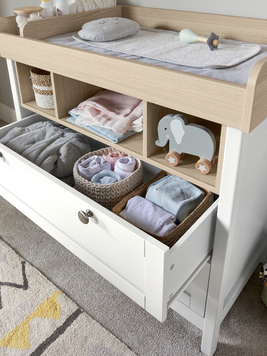 مجموعة هارويل مكوّنة من 3 قطع طقم سرير أطفال، خزانة تبديل، مراتب أساسية من الألياف - أبيض image number 13
