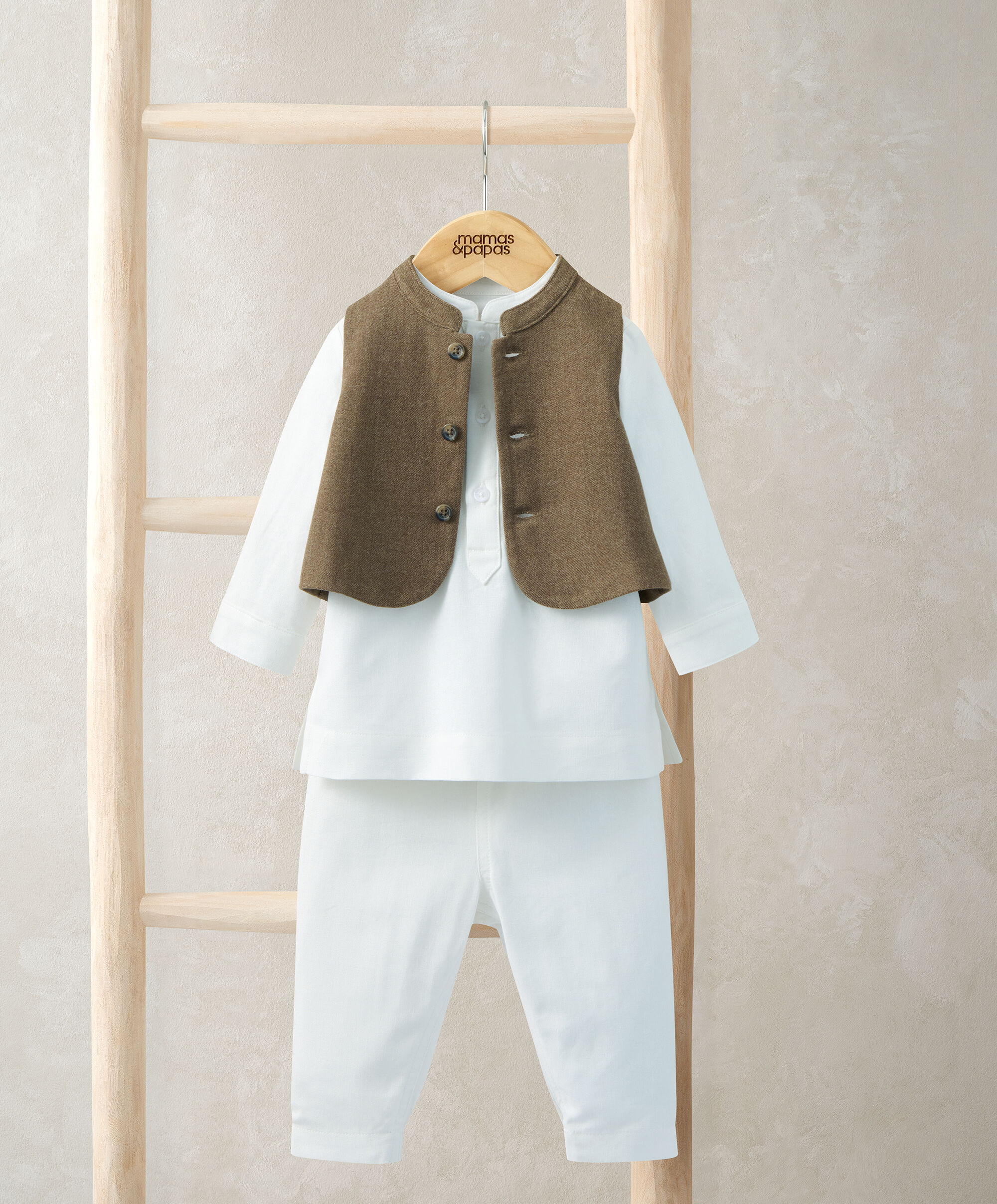 بدلة باللون البيج، ثلاثة قطع