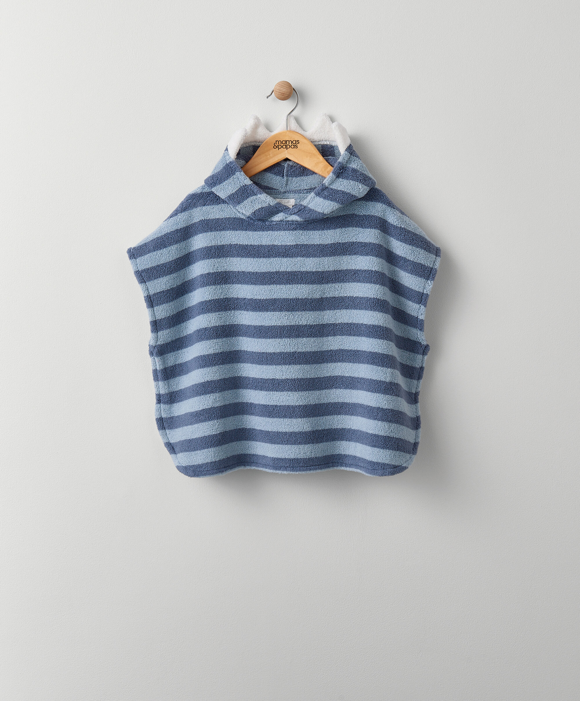 بونشو بغطاء رأس بتصميم قرش بارز image number 1