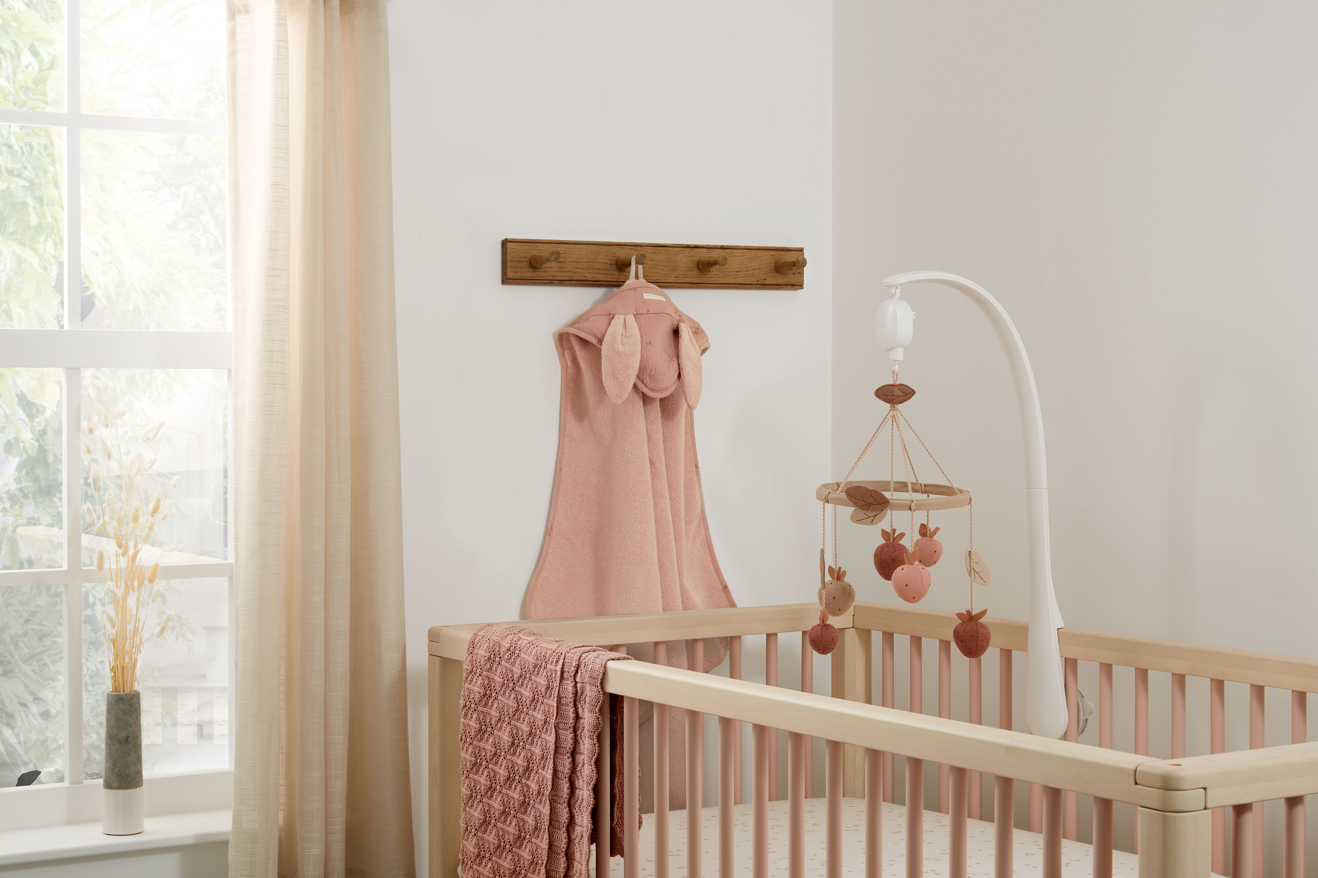 لعبة مهد موسيقية متحركة - تصميم فراولة image number 3