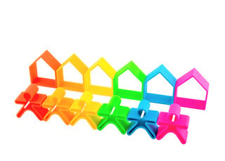 لعبة 6 أطفال + 6 منازل بألوان فاقعة من دينا