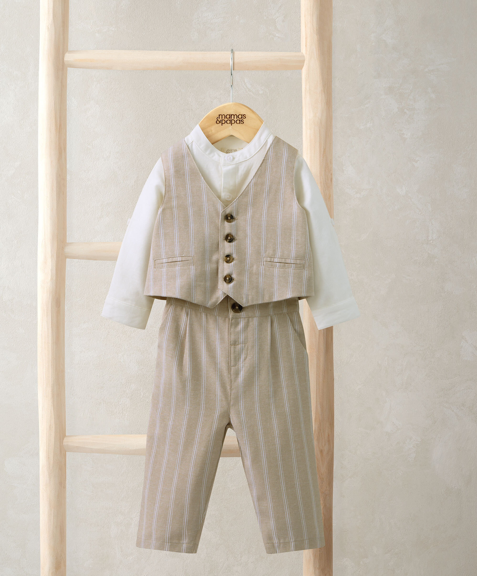 بدلة مخططة باللون البيج، ثلاث قطع